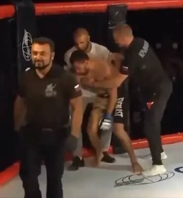 An MMA Referee Once Choked Out A Dazed Fighter And Left Him Unconscious