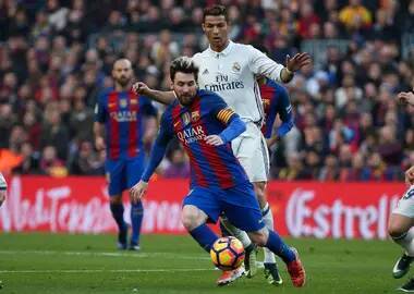 Cristiano Ronaldo - Robert Lewandowski - Gary Neville - Lionel Messi And Cristiano Ronaldo Documentary Titled 'The End Is Near' Is A Must Watch - sportbible.com - Spain