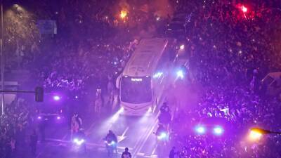 La espectacular llegada del autobús del Real Madrid al Santiago Bernabéu