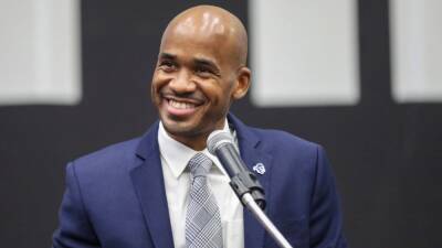 Shaheen Holloway introduced as new Seton Hall men's basketball coach, applauded by former Saint Peter's players - espn.com - state North Carolina - state New Jersey - state Maryland - county Orange