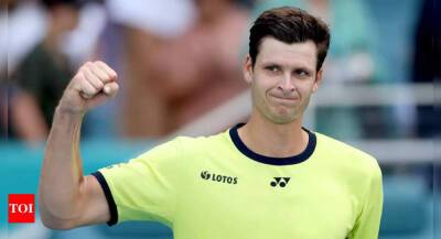 Novak Djokovic stays No. 1 as Daniil Medvedev falls to Hubert Hurkacz at Miami Open