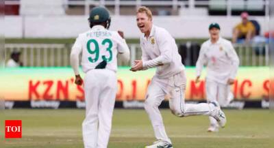 Keegan Petersen - Taskin Ahmed - Mominul Haque - 1st Test: South Africa’s Harmer shines with bat and ball against Bangladesh - timesofindia.indiatimes.com - Britain - South Africa - India -  Cape Town - Bangladesh