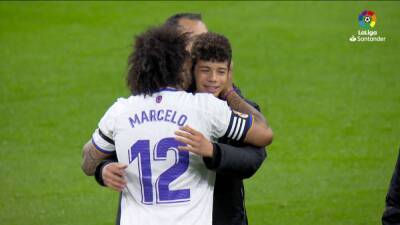 Una postal inolvidable y llena de sentimiento: Marcelo y su hijo en el Bernabéu