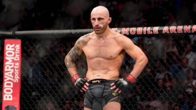 Volkanovski mauls Korean Zombie to retain belt at UFC 273