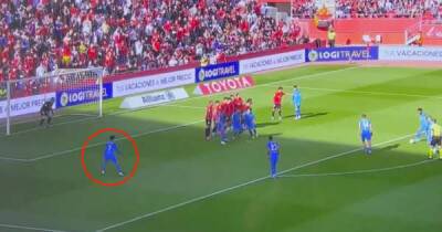 Atletico Madrid somehow didn't pass to Joao Felix from this free-kick