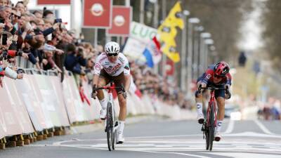 La foto finish otorga la Amstel a Kwiatkowski ante Cosnefroy