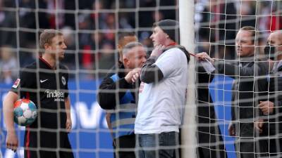 Kevin Trapp - Dos espectadores se atan a los postes en el Eintracht-Friburgo - en.as.com - county Park