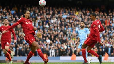 Liverpool battle for draw at Manchester City to keep title race on