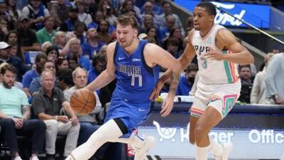 Mavs' Doncic strains calf against Spurs as playoffs loom