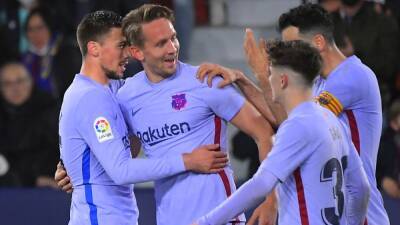 Levante 2-Barcelona 3 | Luuk y los niños salvan al Barça
