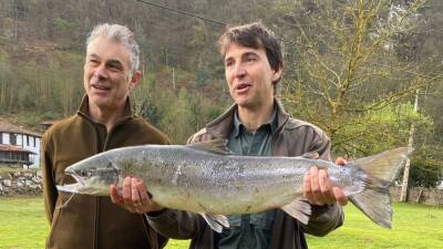 Subastan el primer salmón del año en Asturias por 13.200 euros