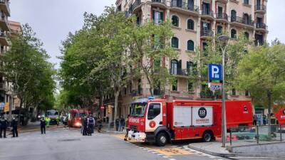 Cuatro heridos y ocho edificios afectados en un incendio en Barcelona - en.as.com