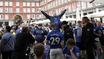 Los seguidores del Chelsea llenan el centro de Madrid - en.as.com - Madrid