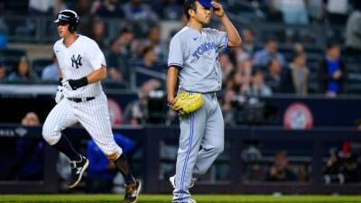 Hicks' bat, glove lead Yanks past hot-hitting Blue Jays