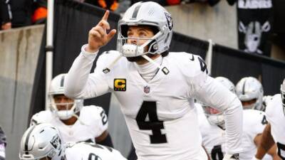 Derek Carr agrees to three-year extension with Raiders