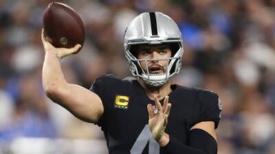 Report: Raiders sign QB Carr to extension through 2025 season