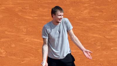 Alexander Bublik withdraws against Pablo Carreno Busta mid-match for no obvious reason at Monte Carlo Masters