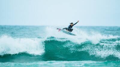 Sally Fitzgibbons and Owen Wright keep their WSL mid-season elimination fears at bay with heat wins - abc.net.au - Brazil - Usa - Australia - India - state Hawaii - county Tyler - county Wright - county Moore - county Webb