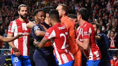 Wanda Metropolitano - Feísima tangana: roja a Felipe, tirón de pelo a Grealish, botellazo de Vrsaljko... - en.as.com - Manchester - county Walker