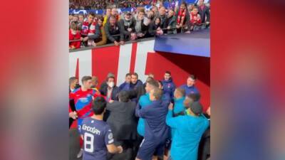 Nueva toma antes de entrar al túnel de vestuarios que muestra quién empezó la trifulca - en.as.com - Manchester - Madrid