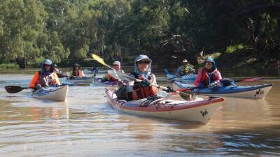 Summer flooding makes 10-year Darling River dream a reality for kayakers - abc.net.au