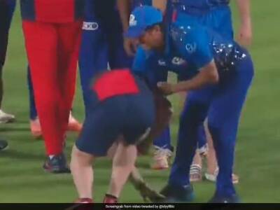 Sachin Tendulkar - Watch: Former South African Cricketer Touches Sachin Tendulkar's Feet In Heartwarming Gesture In IPL 2022 - sports.ndtv.com - South Africa - India - county Kings -  Hyderabad