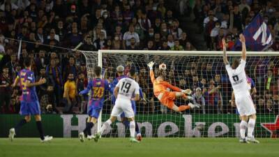 El gol de Santos Borré al Barça, elegido el mejor de la vuelta de cuartos