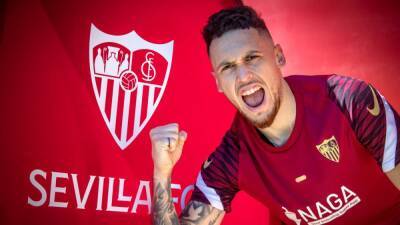 Lucas Ocampos: "Pude salir pero decidí quedarme en el Sevilla"