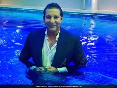 Wasim Akram - Watch: Wasim Akram Hits Back At Trolls, Enters Swimming Pool Wearing Suit - sports.ndtv.com - Pakistan