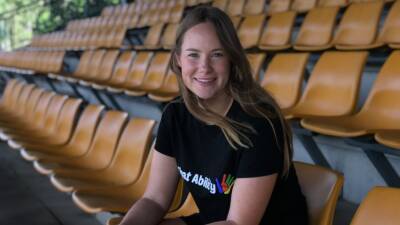 While injuries keep Lauren Cheatle off the pitch, life away from cricket provides perspective - abc.net.au - Australia - India