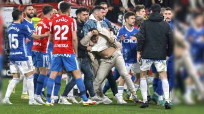 Sporting-Oviedo: la tangana al final del partido en imágenes