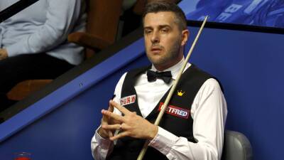 Mark Selby reaches Crucible second round with battling victory over Jamie Jones