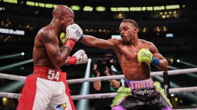 Terence Crawford - Errol Spence - Errol Spence stays unbeaten, stops Yordenis Ugas in 10th to unify welterweight titles - espn.com - state Texas - county Arlington - county Porter - Cuba