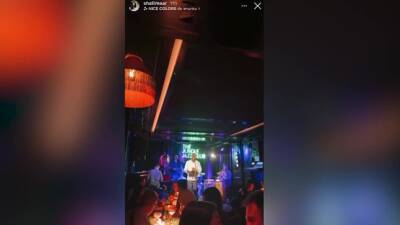 La mujer de Alaba se arranca a cantar en un restaurante de Madrid: canta hasta en español - Videos - en.as.com - Madrid