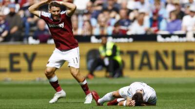 Ashley Westwood - Nikola Vlasic - Inglaterra | Gravísima lesión en la Premier: Vlasic termina llorando - en.as.com