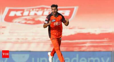 Mayank Agarwal - Umran Malik - Watching Umran bowl fast and get wickets is a joy: Bhuvneshwar Kumar - timesofindia.indiatimes.com - India -  Hyderabad