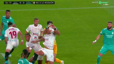 Iturralde: "Diego Carlos lanza la mano arriba; es penalti"