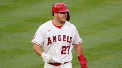 Angels' Trout leaves game after hit by pitch on hand