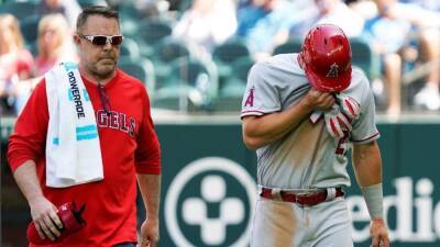 Los Angeles Angels' Mike Trout leaves game after pitch hits hand; X-rays negative
