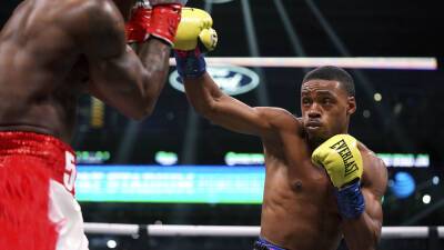 Errol Spence Jr adds 3rd title belt with TKO over WBA champ Yordenis Ugás