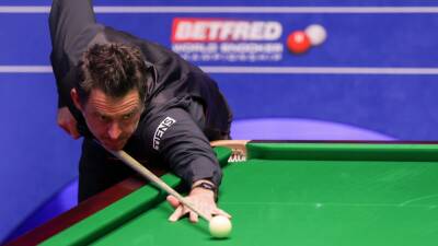 Ronnie O'Sullivan safely through to the second round at Crucible