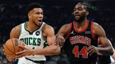 Bucks bounce back after blowing big lead to beat Bulls in Game 1