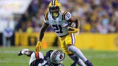 Brian Kelly - LSU Tigers' second-leading rusher Corey Kiner enters college football transfer portal - espn.com - Usa - Florida - state Texas -  Louisville - state Alabama - state Ohio
