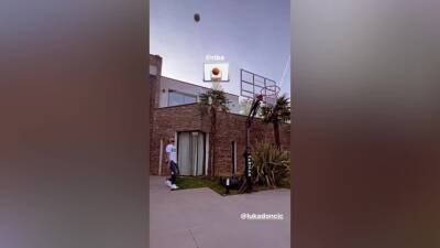 Podría pasarse al basket perfectamente: la canasta con la que Ramos reta a Doncic - Videos - en.as.com