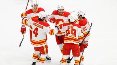 Gaudreau, Markstrom help Flames beat Blackhawks