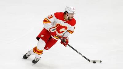 Johnny Gaudreau - Jacob Markstrom - Flames use momentum of early lead to race past Chicago for 7th win in 8 games - cbc.ca -  Chicago - state Arizona - county Tyler - county Johnson