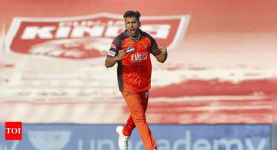 Dale Steyn - IPL 2022: I love to hit batsmen on their helmets, says Umran Malik - timesofindia.indiatimes.com - India