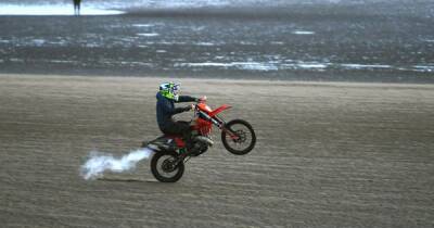 Easter Monday - Crowds film scrambler biker in 'Mexican standoff' with police on beach - manchestereveningnews.co.uk - Mexico