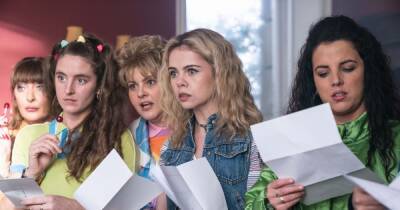 When is Derry Girls set and how many episodes is season 3?