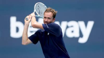 Daniil Medvedev expected to be out 1-2 months following hernia surgery